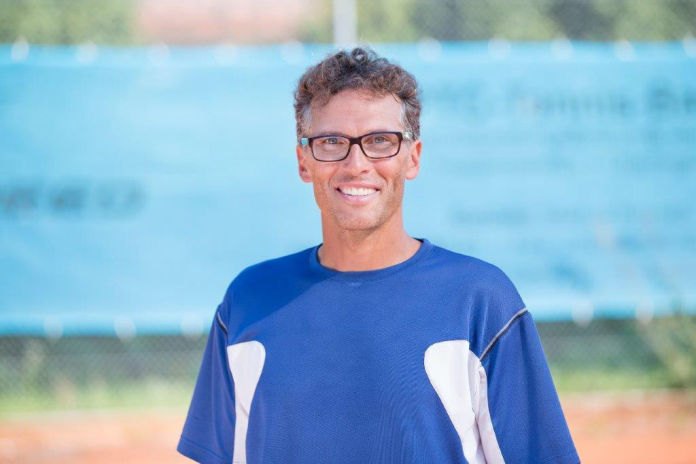 Claudio Lauria, Gründer der Tennisschule Bodensee, auf dem Tennisplatz